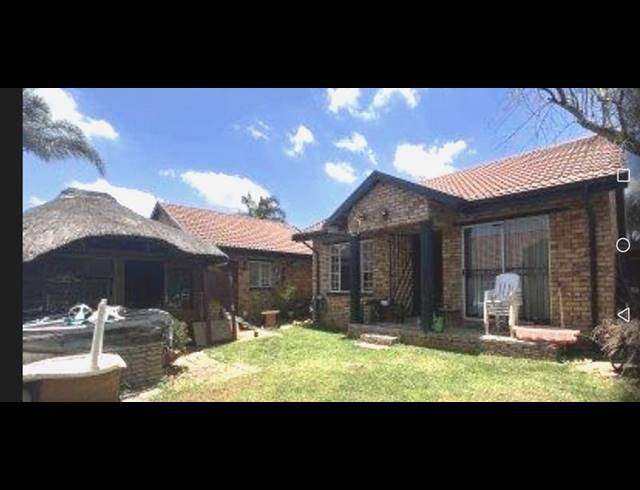 2 BEDROOM TOWNHOUSE FOR SALE IN ROOIHUISKRAAL NORTH